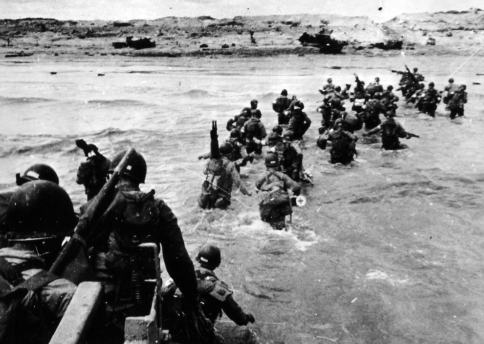 US Soldiers recover dead after the D-Day Invasion 8"x 10" World War II Photo 526 