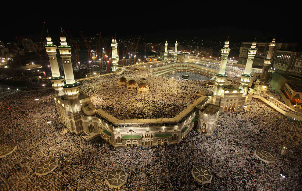 Los peregrinos musulmanes rodean la Kaaba en el centro de la Gran Mezquita de La Meca durante la peregrinación anual del Hajj el 11 de noviembre de 2010. (REUTERS/Mohammed Salem)