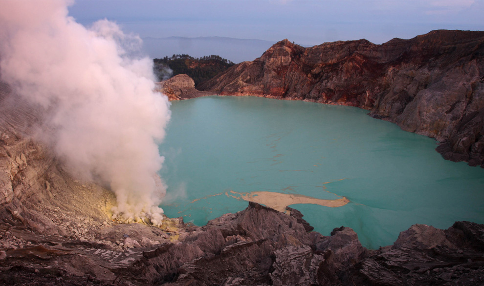 Фотография: Добыча серы в индонезийском вулкане №3 - BigPicture.ru