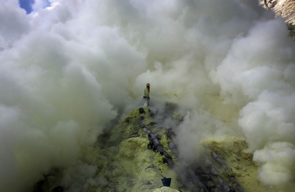 Фотография: Добыча серы в индонезийском вулкане №4 - BigPicture.ru