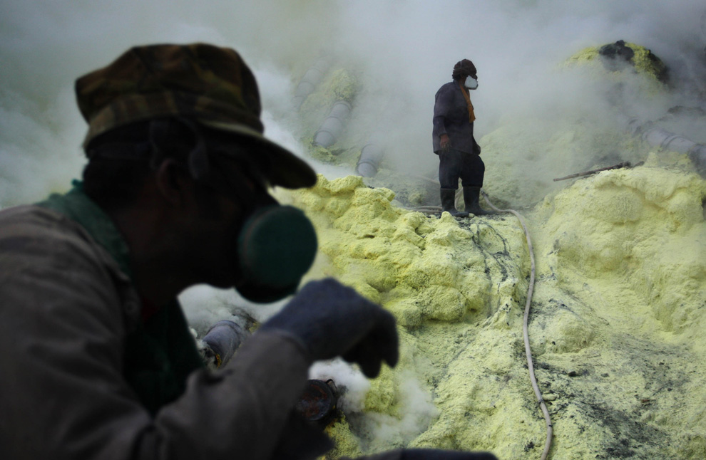 Фотография: Добыча серы в индонезийском вулкане №6 - BigPicture.ru