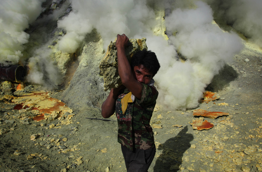 Фотография: Добыча серы в индонезийском вулкане №12 - BigPicture.ru