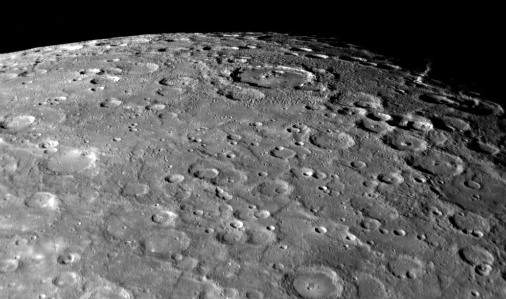 поверхность Меркурия с близкого расстояния