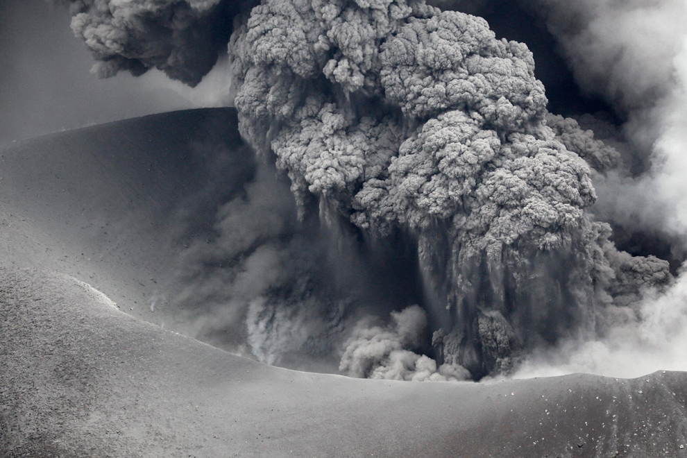 Volcán Shinmoedake entra en erupción entre las prefecturas de Miyazaki y Kagoshima, Japón