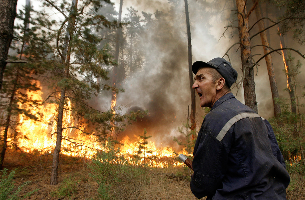 World In Photos Incredible And Amazing Photos Of The Month August Forest Fire Smoke In Moscow