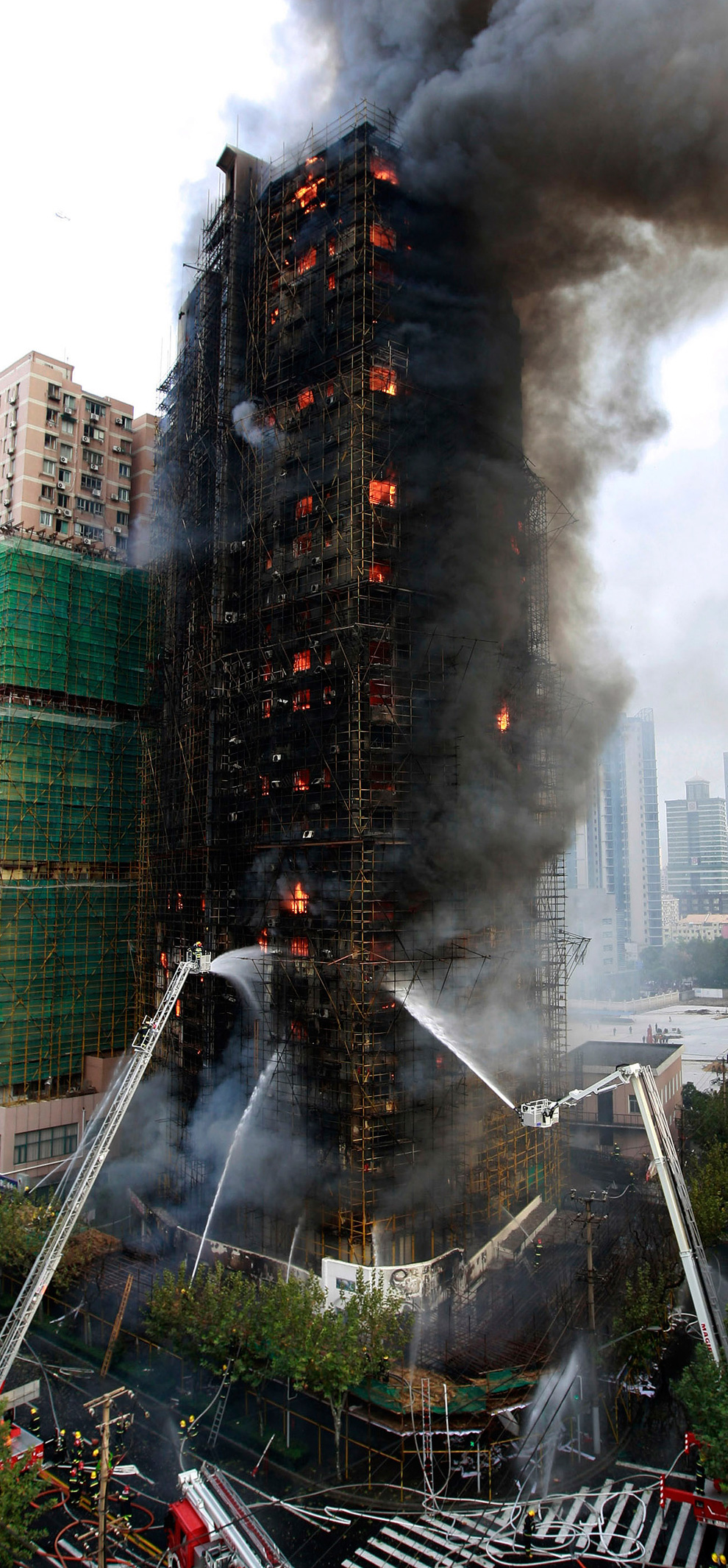 Foto Kebakaran Hebat Apartemen 30 Lantai di Shanghai