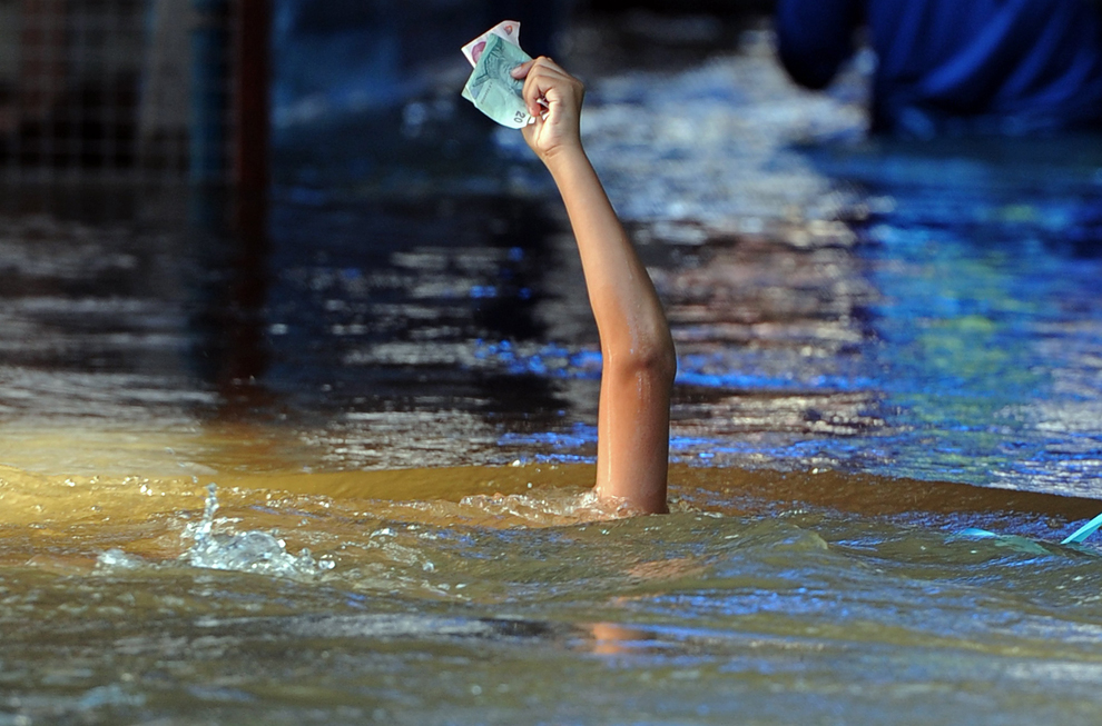 Những hình ảnh mới nhất về lũ lụt tại Bangkok.28