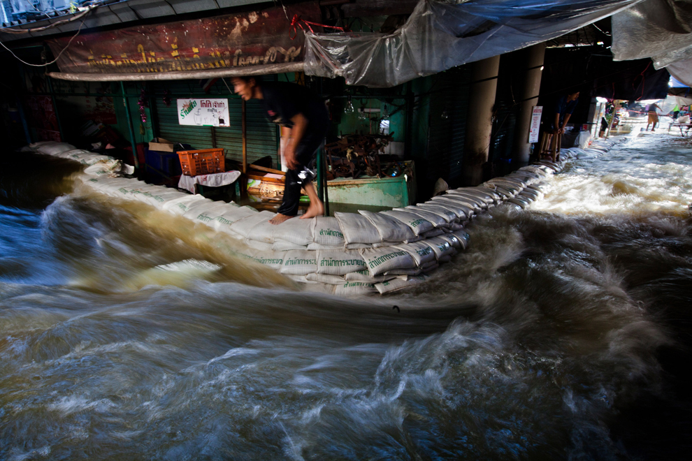 Những hình ảnh mới nhất về lũ lụt tại Bangkok.40