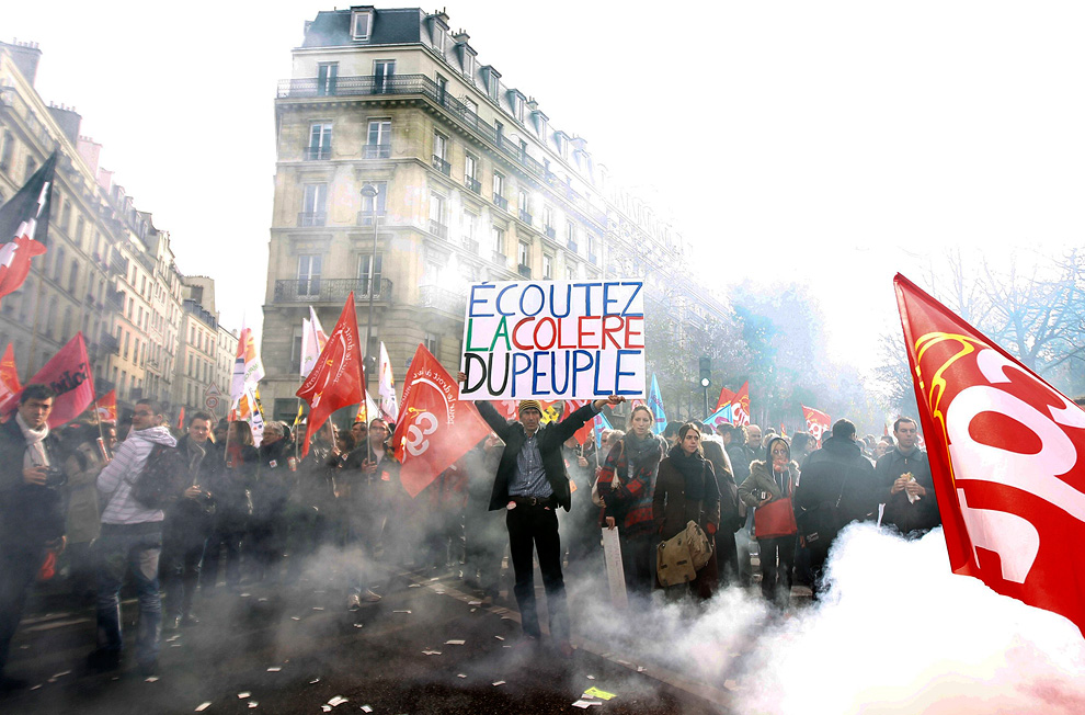 На 6 ноември 2010 г. над един милион французи излизат на улицата в 243 населени места да протестират срещу пенсионните реформи на правителството на Саркози. 