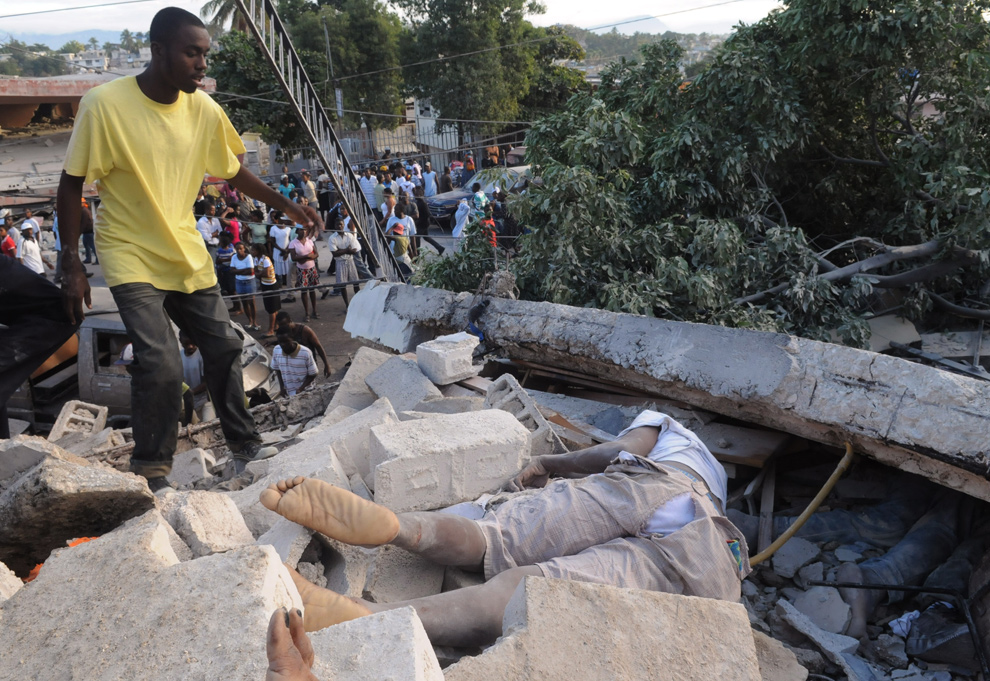 [转贴]海地强震造成的死亡人数可能高达10万,震后24小时图片