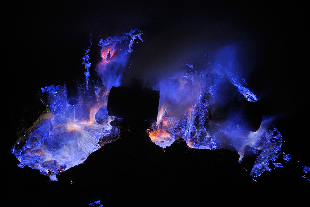 火山噴火口で色鮮やかに燃え盛る硫黄の青い炎を撮影した写真30枚 ふらぶろ